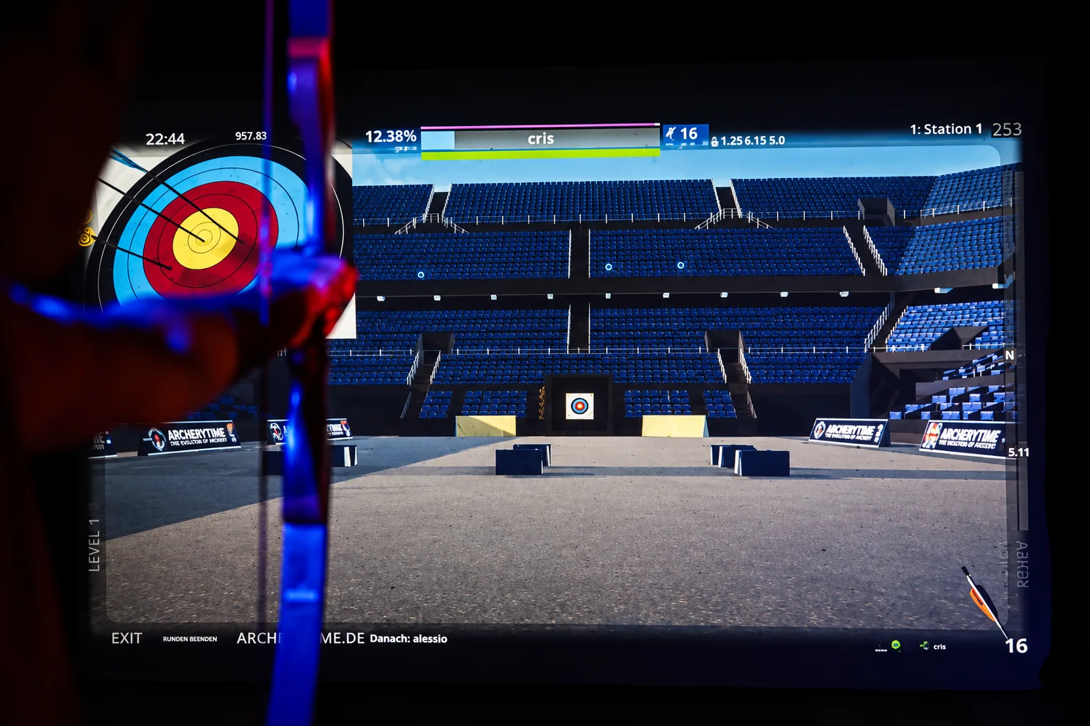 Ein Bogenschütze zielt auf eine Sportsimulation in einer großen Arena